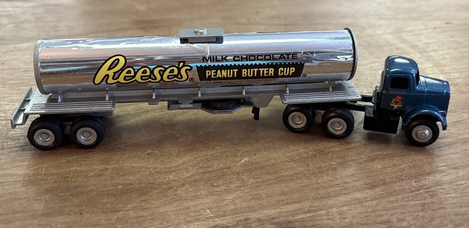 Winross Diecast 1/64 Scale Truck Reese's Peanut Butter Cup Tanker 1980 - Image 1 of 4
