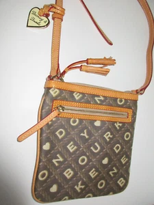 Dooney and Bourke Logo Crossbody Handtasche Quaste - Bild 1 von 6