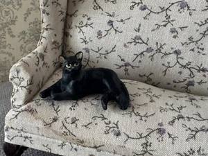 Puppenhaus schwarze Katze liegend - Bild 1 von 6