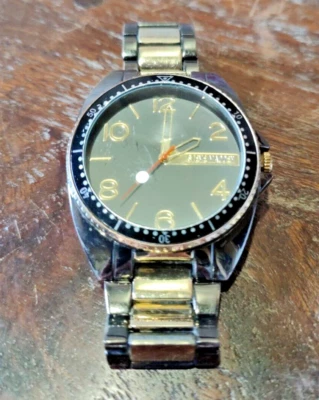 Steve Madden 男士 2 色金色和黑色手表 - 需要新电池 — 第 1/4 张图片