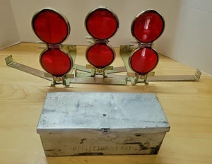 Vintage Genuine Ford Emergency Reflector-Flare Set - Picture 1 of 9