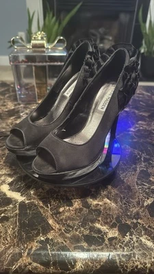 Tacones Steve Madden Friskii negros con volantes punta abierta para mujer talla 6,5 M Foto 1 de 4