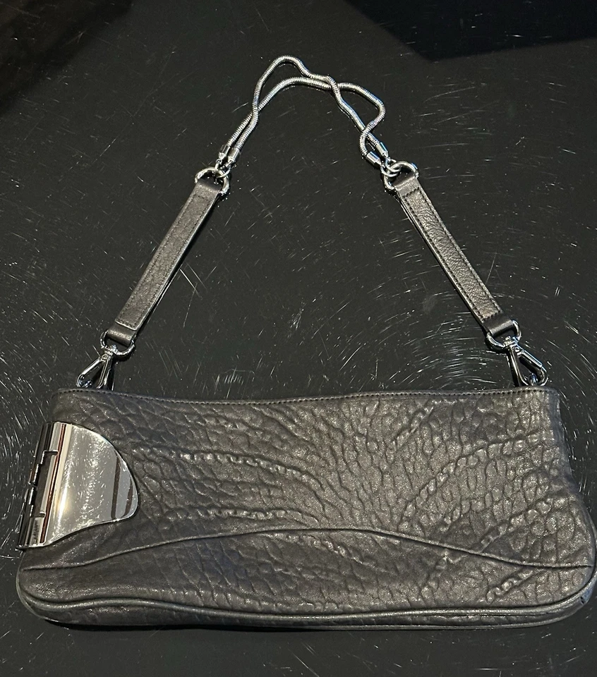 Bolso sin asas Halston Heritage cuero granulado negro herrajes plateados Foto 1 de 4