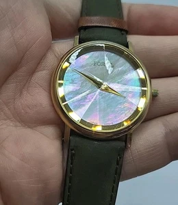 [ RARE ] Vintage  FOSSIL WORLD Quartz Watch Unisex Gold Tone Leather New Battery - Picture 1 of 20