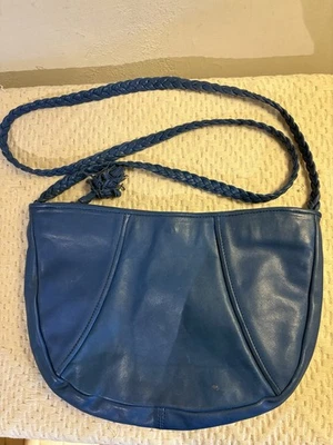 Bandolera de cuero vintage media luna correa tejida azul verdoso Foto 1 de 4