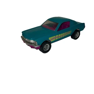 Tootsie Spielzeug groß Kunststoff 1965 Mustang Fastback türkis mit rosa Innenausstattung - Bild 1 von 9