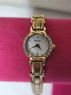 Reloj pulsera Bulova 2003 para mujer tono dorado, esfera MOP, bisel de diamantes, 98R88 Foto 1 de 4