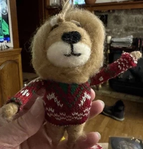 León de lana de fieltro con adorno de suéter de Navidad lugar y hora O1511 NUEVO SIN ETIQUETAS. - Imagen 1 de 6