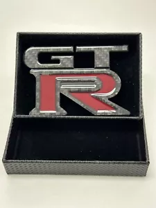 Brand New Authentic GT-R Rear R35 Carbon Fiber Emblem Painted Red GTR - Foto 1 di 1