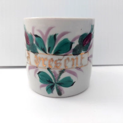 Antigua taza de cerámica infantil "un regalo" flores oro victoriano Foto 1 de 4