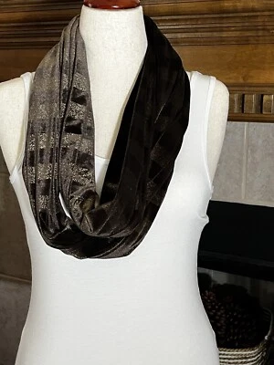 Bufanda para mujer de terciopelo marrón con hilos dorados infinito o circular Foto 1 de 4