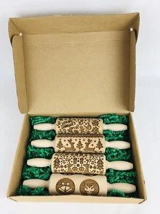 Divertido juego de 4 pasadores de regalo de 9” para panadero Navidad nuevos en caja - Imagen 1 de 6