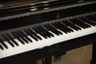 Piano de cola Steinway & Sons B 2015, difícil de encontrar nuevo cuesta $142,400. Por qué gastar más Foto 1 de 4