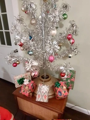PECO Vintage 4' Stainless Aluminum 31 Branch Christmas Tree w/original Box 1960s - Image 1 of 4