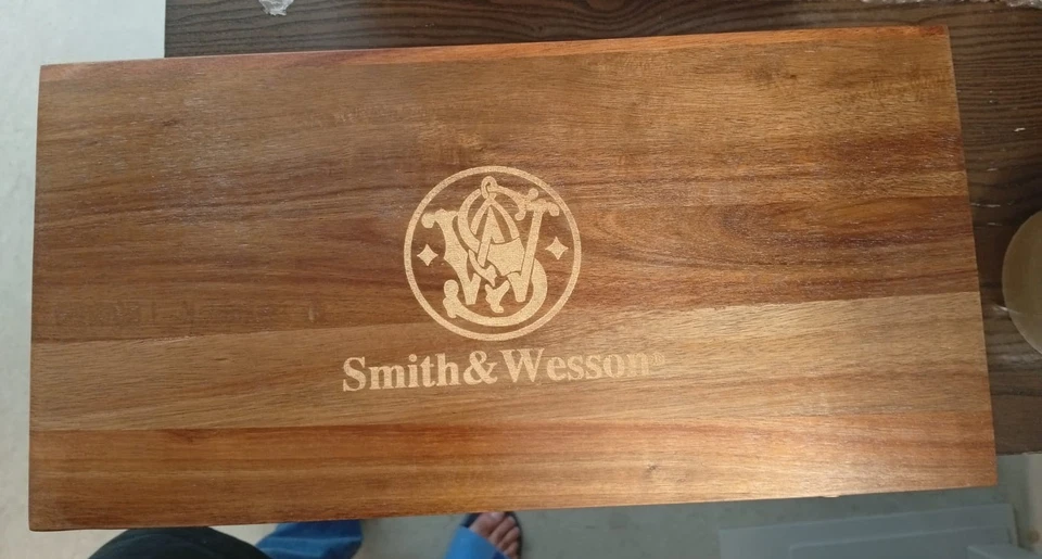 Smith And Wesson Acacia Wood Gun Storage Box - 16X8X4in - BLEMISHED - DSW04 - Image 1 of 4
