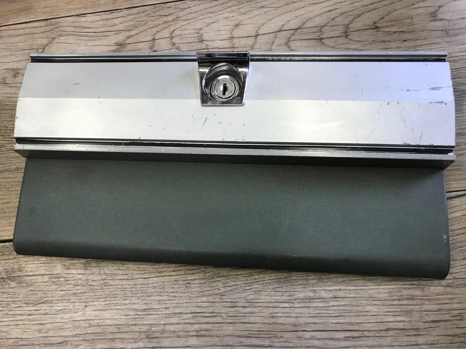 66 PLYMOUTH BARRACUDA VALIANT A 1965 CARROCERÍA MOPAR USADO OEM GUANTERA PUERTA C-G Foto 1 de 3