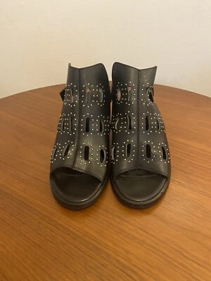 Tacón bloque de cuero negro tachonado MCQ Foto 1 de 4