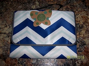 Fasciatoio pannolini portatile Blossoms & Buds Chevron blu nuovo con etichette con conservazione spedizione gratuita - Foto 1 di 4