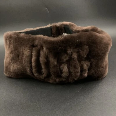 DIADEMA DE PIEL DE OVEJA CON LOGOTIPO EXPUESTO UGG LOGOTIPO BORDADO PARA MUJER O/S ~ CEDRO QUEMADO Foto 1 de 4
