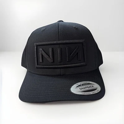 Sombrero Nine Inch Nails NIN Rock Salón de la Fama Snapback Blanco Logo Ala Curvada Foto 1 de 3