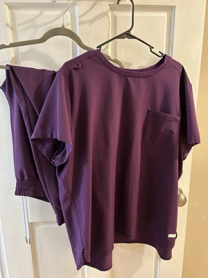 UA. Juego de exfoliantes ReSurge. Top cuello redondo 3xl. Pantalón jogger Petite 3xl. Púrpura. Foto 1 de 3