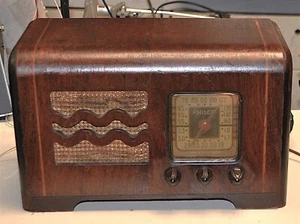 VINTAGE PHILCO POLICE MODEL 40-115 AM/POLICE BAND WORKS ESTATE SURPLUS - Picture 1 of 2