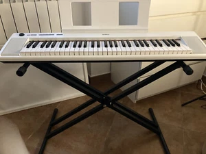 tastiera yamaha piaggero np-12 con supporto, come nuovo. - Foto 1 di 5