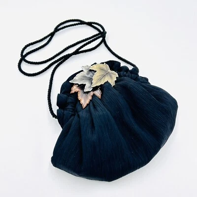 Bolso de noche vintage de tela negro con hojas de arce recortadas con diamantes de imitación Foto 1 de 4