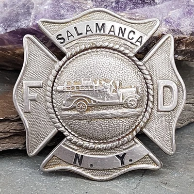 Sombrero insignia obsoleto vintage del Departamento de Bomberos de Salamanca con camión de bomberos Foto 1 de 3