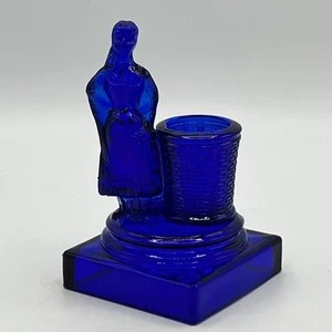 Estatuilla canasta tejida de doncella soporte de palillo de dientes de vidrio azul cobalto vintage - Imagen 1 de 10