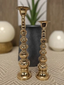 Candelabros de latón vintage años 60 cónicos y pilares ornamentados Hollywood Regency - Imagen 1 de 15