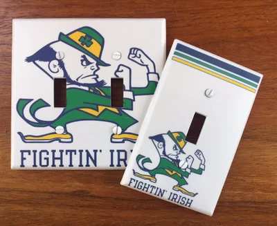 Notre Dame Lucha Irlandés Luz Interruptor Placa Cubierta Colegio Fútbol Duende Foto 1 de 4