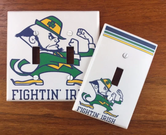 Notre Dame Lucha Irlandés Luz Interruptor Placa Cubierta Colegio Fútbol Duende Foto 1 de 4