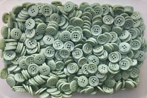 Bottoni piccoli 15 mm 24 L verde salvia chiaro modello vortice 4 fori artigianali (Z9) - Foto 1 di 24