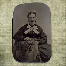 1860s TINTYPE PHOTO OF A WOMAN POSING IN CHAIR BY A TABLE, VERY CLEAN AND CLEAR