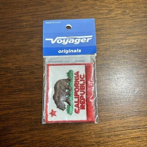 Neu in Verpackung Kalifornien Republik Golden State Flagge Braunbär Souvenir Voyager Aufnäher Neu mit Etikett - Bild 1 von 2