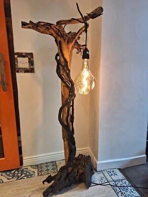 Unique Irish, sustainable, Bog Oak, Lime Tree and Ivy Driftwood 4.7 ft Lamp. Foto 1 de 4
