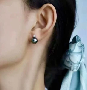 8.6 mm  natural round black Tahitian pearl 18 K white gold diamond earrings - Picture 1 of 6