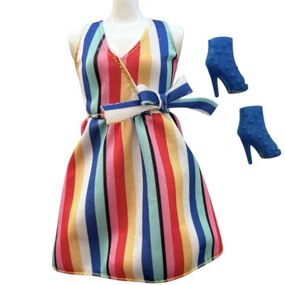 Vestido Barbie Colorido Azul Rojo Rayas Botines Tacones Moderno Muñeca Conjunto Foto 1 de 2