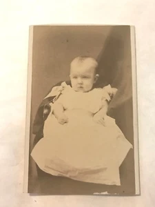 Fotografía de colección C. Burgess & Co. Schenectady NY bebé sentado infeliz - Imagen 1 de 3