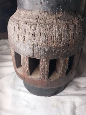 Antiguo cubo de rueda de carro de madera primity granja país  Foto 1 de 4