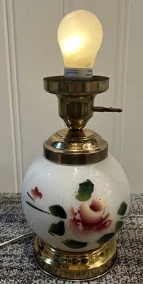 "Antigua lámpara de mesa de latón y vidrio blanco rosas pintadas a mano de 10"" de alto" Foto 1 de 4