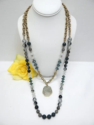 COLLAR CHICO'S TONO DORADO Y CUENTAS ACRÍLICAS CON COLGANTE DE PIEDRAS SEMIPRECIOSAS 28" Foto 1 de 2