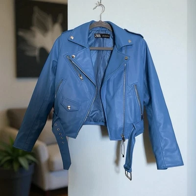 Chaqueta de moto de cuero sintético azul ZARA. Pequeño. Cuero vegano. Cremallera plateada con cinturón nuevo sin etiquetas Foto 1 de 4