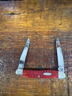 Faca Case XX Muskrat 1995 com alças de ossos vermelhos irregulares. - Imagem 1 de 4