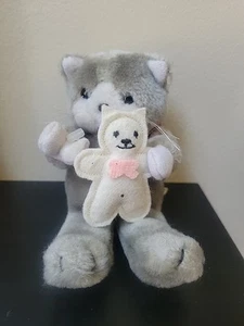 De Colección Dakin Peluche Gatito Gato Gris Gris Blanco Sosteniendo Blanco Fieltro Gatito Rosa Arco VER - Imagen 1 de 11