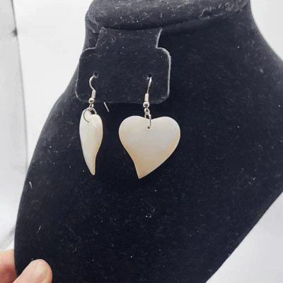 Pendientes concha de madreperla en forma de corazón bohemios hechos artesanalmente Foto 1 de 3