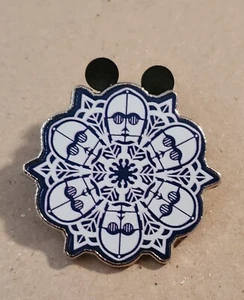Disney Parks Trading 2016 Star Wars C-3PO Holiday Winter Snowflake Pin - NEW - Picture 1 of 2