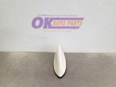 24 2024 TOYOTA GRAND HIGHLANDER ANTENA ALETA DE TIBURÓN MONTADA EN EL TECHO CREMA COSTERA Foto 1 de 4