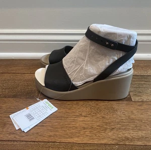 WOMEN'S CROCS BLACK BROOKLYN ANKLE STRAP WEDGE BEACH/POOL SANDAL SIZE 8 NWT - Picture 1 of 7